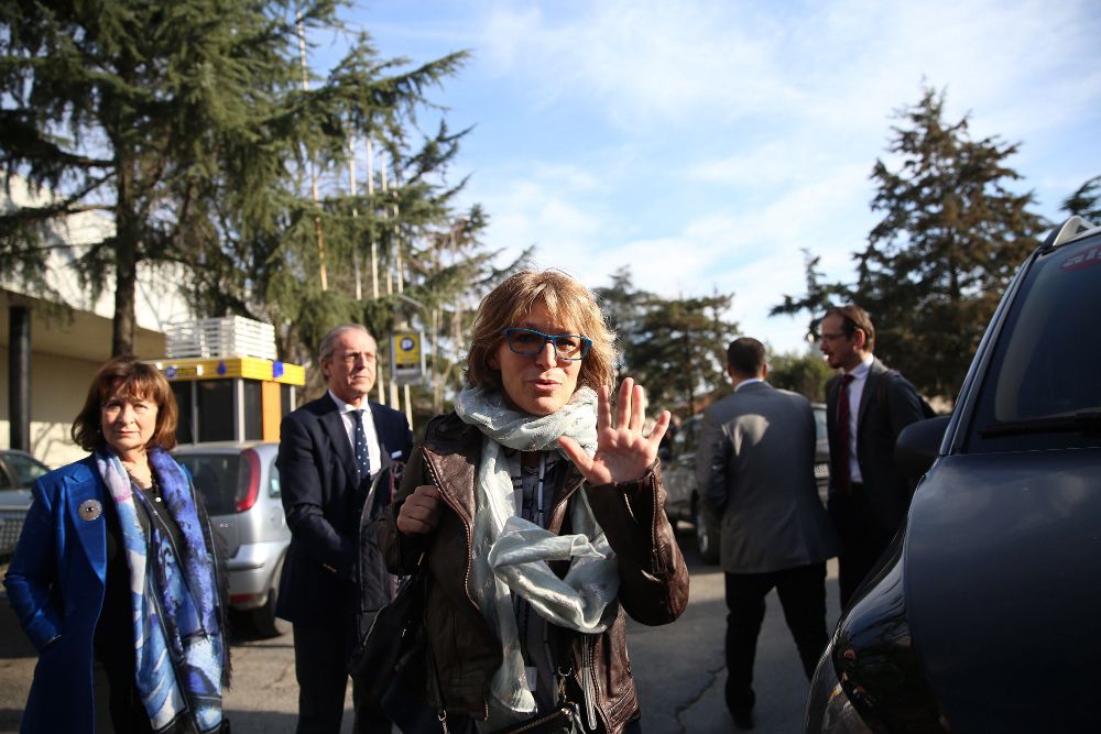 La relatora de la ONU, Agnés Callamard (c), intenta visitar el consulado saudí, que le ha prohibido la entrada, en Estambul (Turquía).