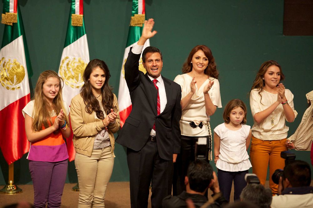 Enrique Peña Nierto con su esposa y sus hijos en 2012.