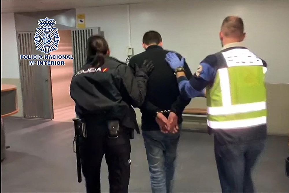La Policía Nacional ha detenido esta madrugada a un hombre de 42 años después que los agentes hallaran el cadáver descuartizado de su pareja en un arcón congelador en una vivienda de Alcalá de Henares. 