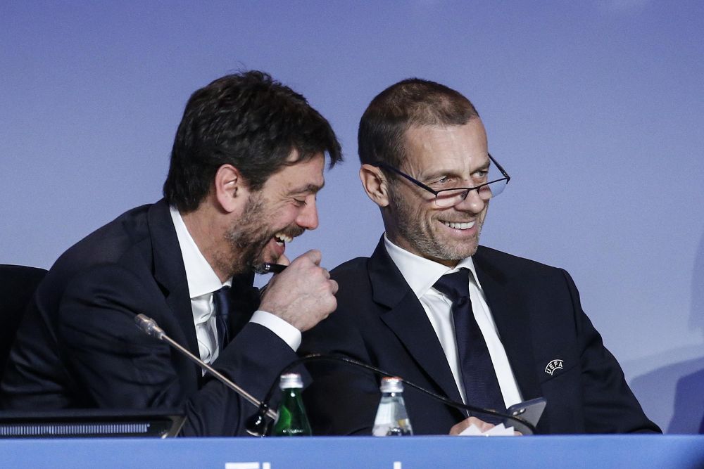 El presidente de la UEFA, Aleksander Ceferin (d), y el del Comité Ejecutivo de la Asociación Europea de Clubes (ECA), Andrea Agnelli, durante la celebración del 43 Congreso Ordinario de la UEFA.