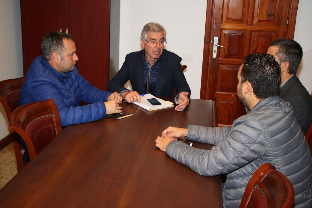 El alcalde Tacoronte, Álvaro Dávila (2º iz), en una reunión para abordar el problema de las termitas.