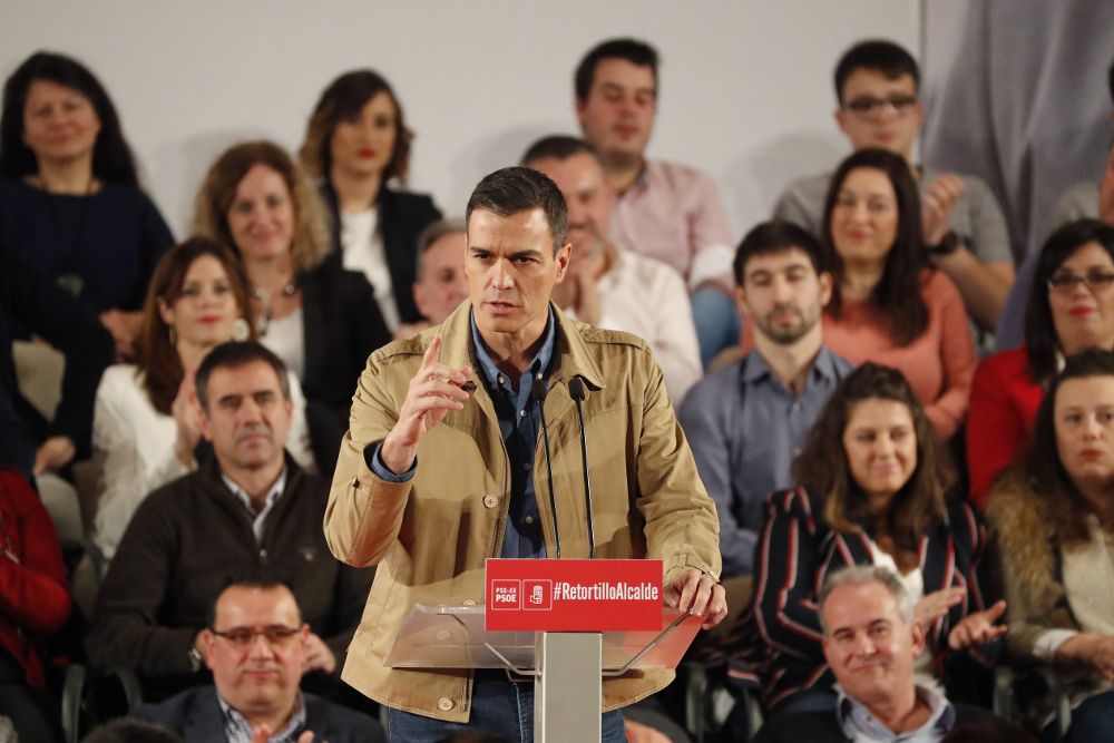 Pedro Sánchez, durante su intervención en la presentación de la candidatura del socialista Alfredo Retortillo (d) para el ayuntamiento vizcaíno de Barakaldo.