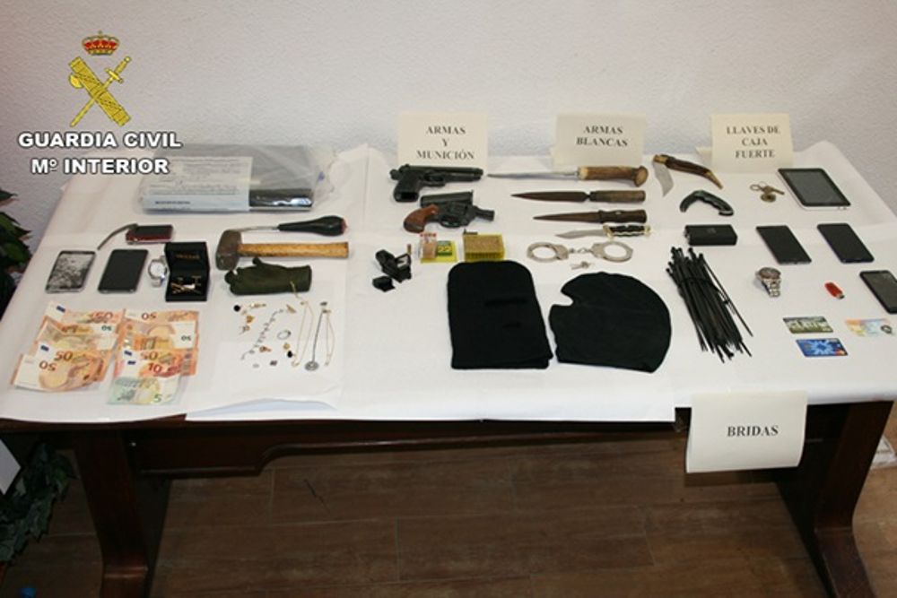 Objetos requisados por la Guardia Civil a los asaltantes.