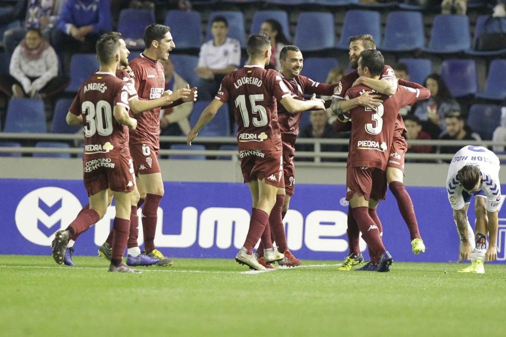Los jugadores del Córdoba celebran uno de sus goles