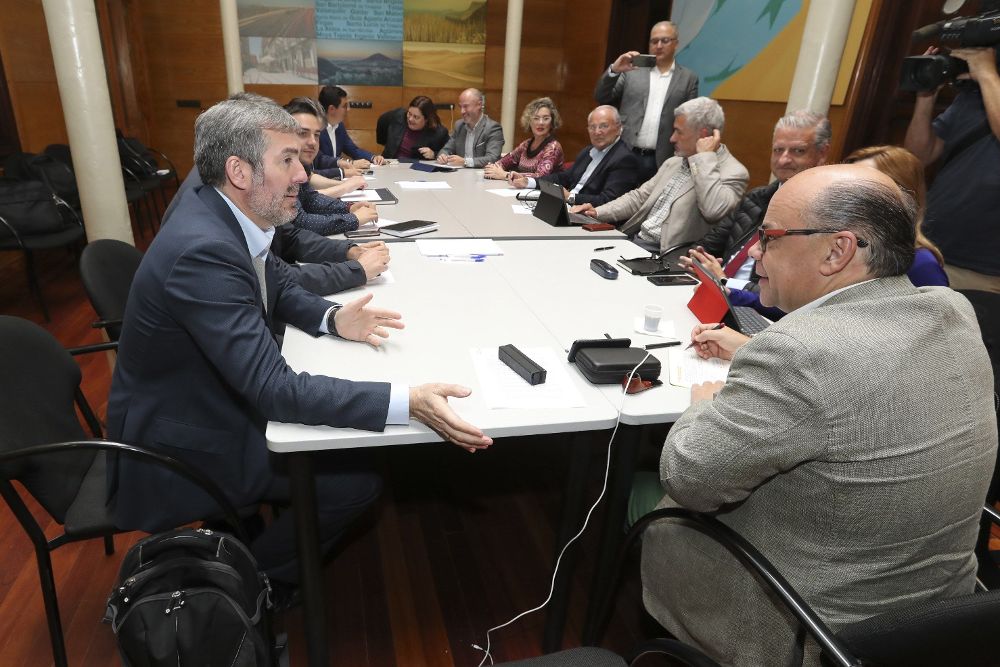 El presidente del Gobierno de Canarias, Fernando Clavijo (i), y el secretario general de Coalición Canaria, José Miguel Barragán (d), durante la reunión del Comité Nacional Permanente de este partido.