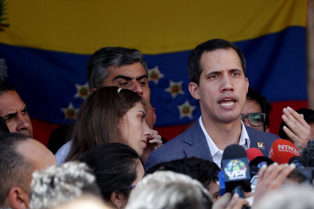 Juan Guaidó (d) habla ante los medios en compañía de su esposa Fabiana Rosales, luego de asistir a una misa este domingo, en Caracas.