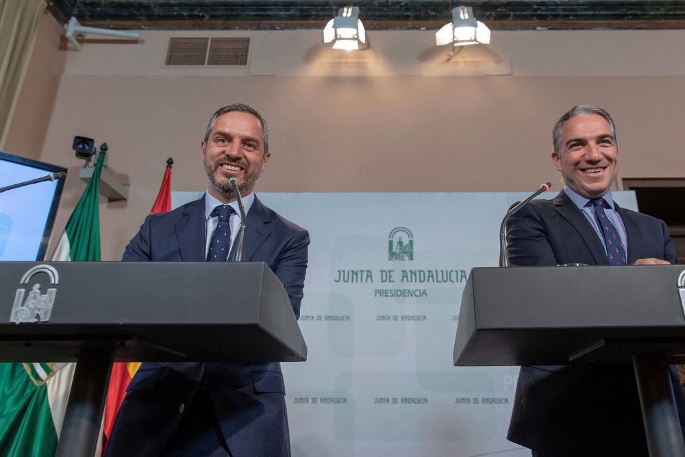 El consejero de Presidencia, Elías Bendodo (d), y el nuevo consejero de Hacienda, Industria y Energía, Juan Bravo, durante su comparecencia al término de la reunión que el Consejo de Gobierno de la Junta de Andalucía ha celebrado hoy.