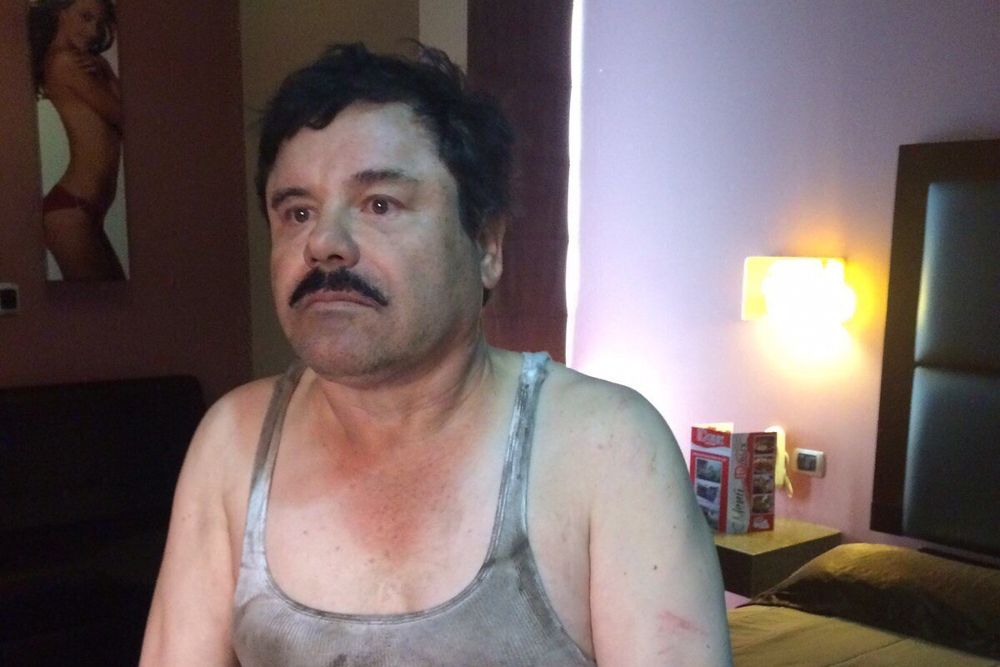 Fotografía del 8 de enero de 2016 que muestra al narcotraficante Joaquín "El Chapo" Guzmán momentos después de ser capturado.