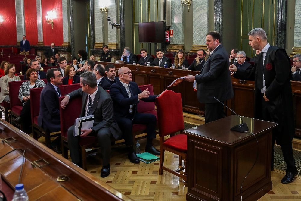 Los doce líderes independentistas acusados por el proceso soberanista catalán al inicio del juicio del "procés". 