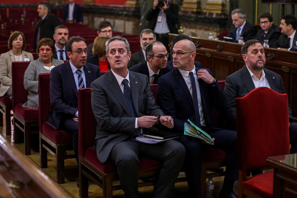 Oriol Junqueras (d); Raül Romeva (c) y Joaquim Forn (i), junto al resto de los acusados por el proceso soberanista catalán.