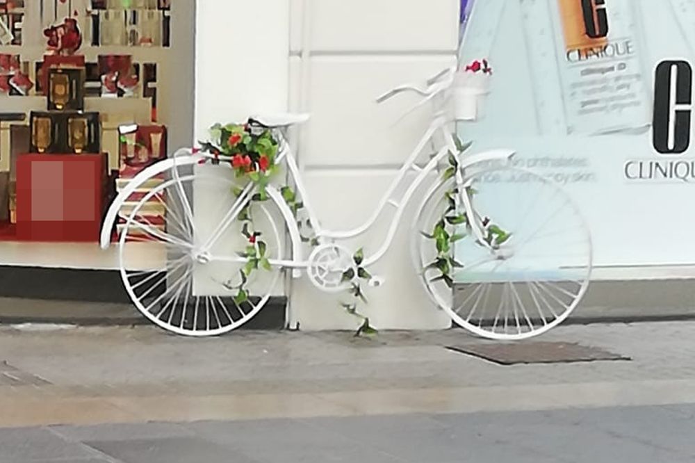 Una bicicleta en una acera de una calle de la capital tinerfeña.