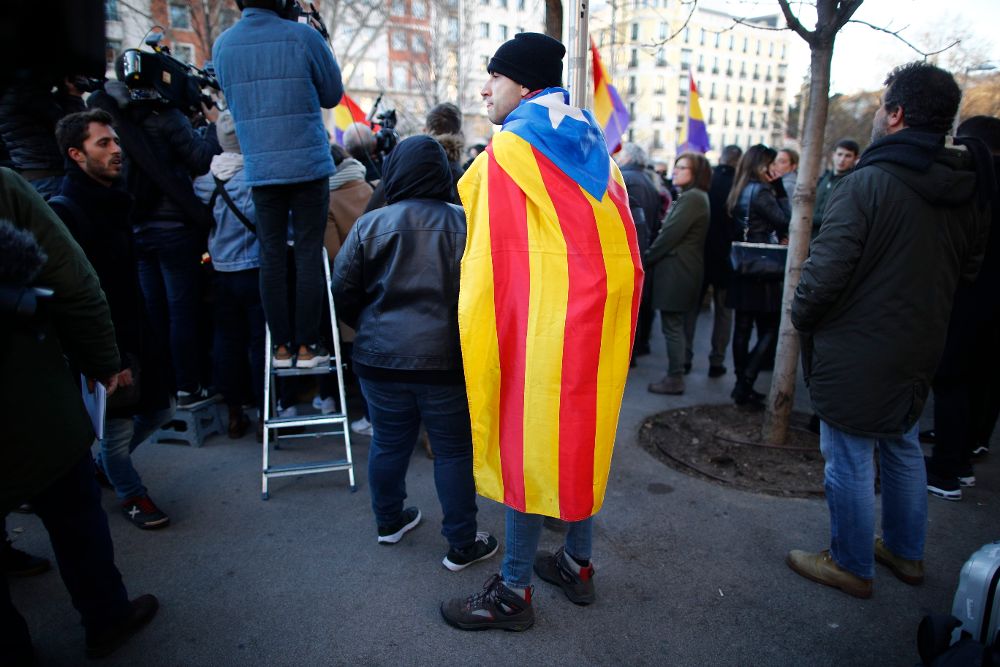 Un independentista catalán frente al Tribunal Supremo, en Madrid.