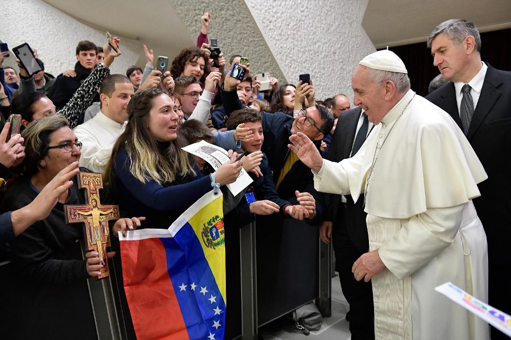 El papa Francisco conversa con un grupo de venezolanos durante la audiencia general semanal de este miércoles en el Vaticano. 