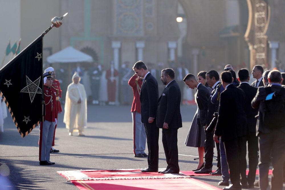 El rey Felipe junto al rey Mohamed VI en la plaza de Mechouar de Rabat durante la ceremonia oficial de bienvenida.
