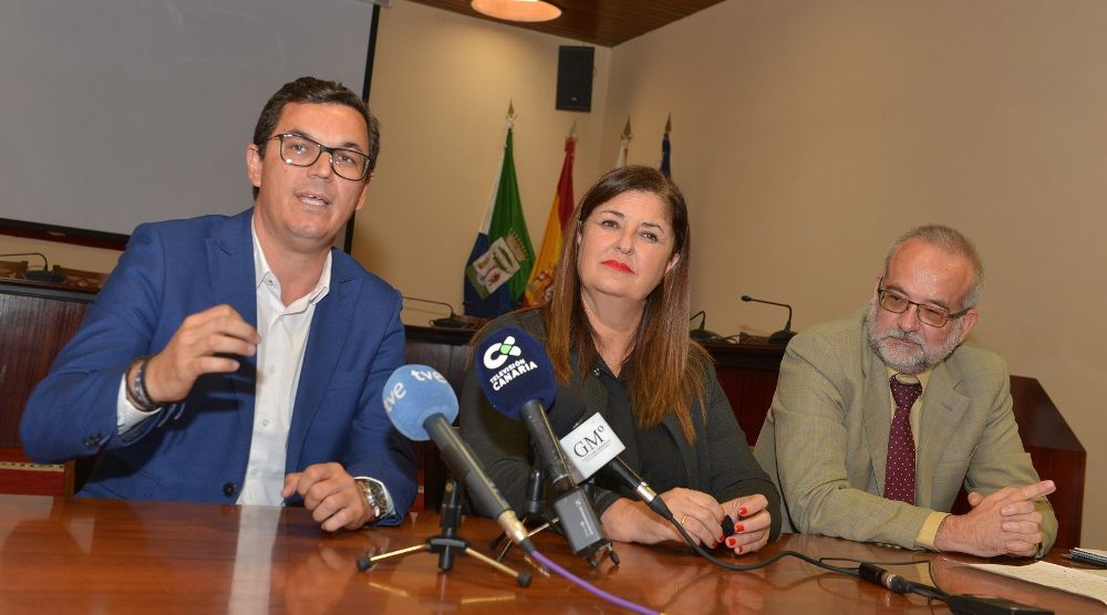 Pablo Rodríguez (i), la presidenta del Cabildo de El Hierro, Belén Allende, y el consultor Germán Blanco han presentado este miércoles el estudio.