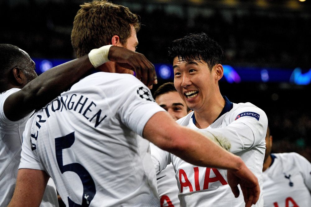 Jan Vertonghen (i) del Tottenham celebra con su compañero de equipo Heung-min Son (d) tras anotar el 2-0 este miércoles durante el encuentro de ida de octavos de final de la Liga de Campeones entre el Tottenham Hotspur y el Borussia Dortmund en el estadio de Wembley, en Londres (Reino Unido).