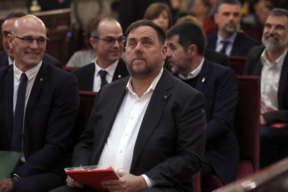 Oriol Junqueras (d), junto a Raül Romeva (i), y el resto de los líderes independentistas acusados por el proceso soberanista catalán.