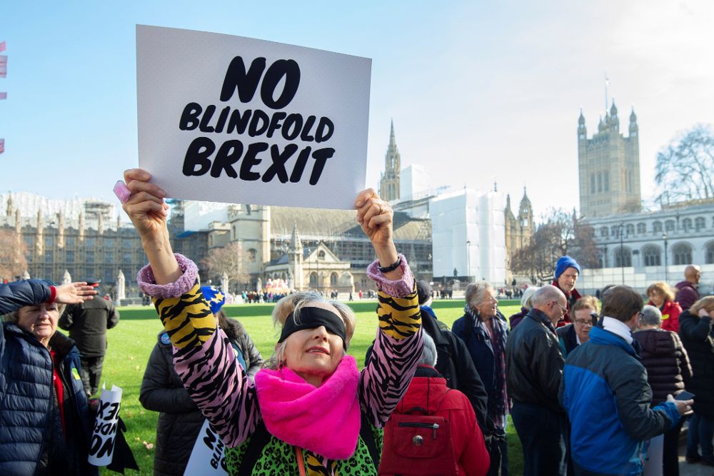 Activistas en contra del "brexit" muestran pancartas con el mensaje: "No Blindfold Brexit" (lit. Sin Brexit con los ojos vendados) a las afueras del Parlamento británico.