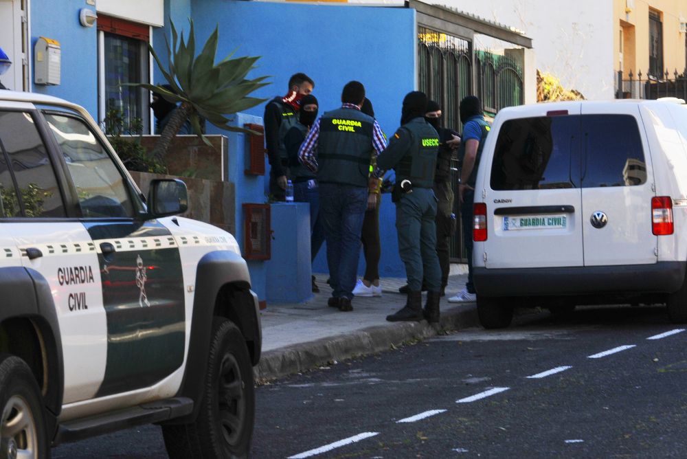 Momento en que la Guardia Civil saca de su casa de Los Andenes al presunto yihdista.