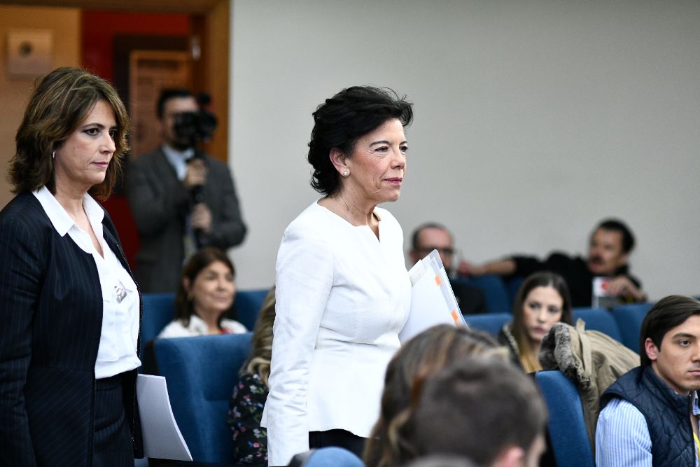 La ministra Portavoz, de Educación y Formación Profesional, Isabel Celaá (d), y la de Justicia, Dolores Delgado, se dirigen a comparecer en rueda de prensa.