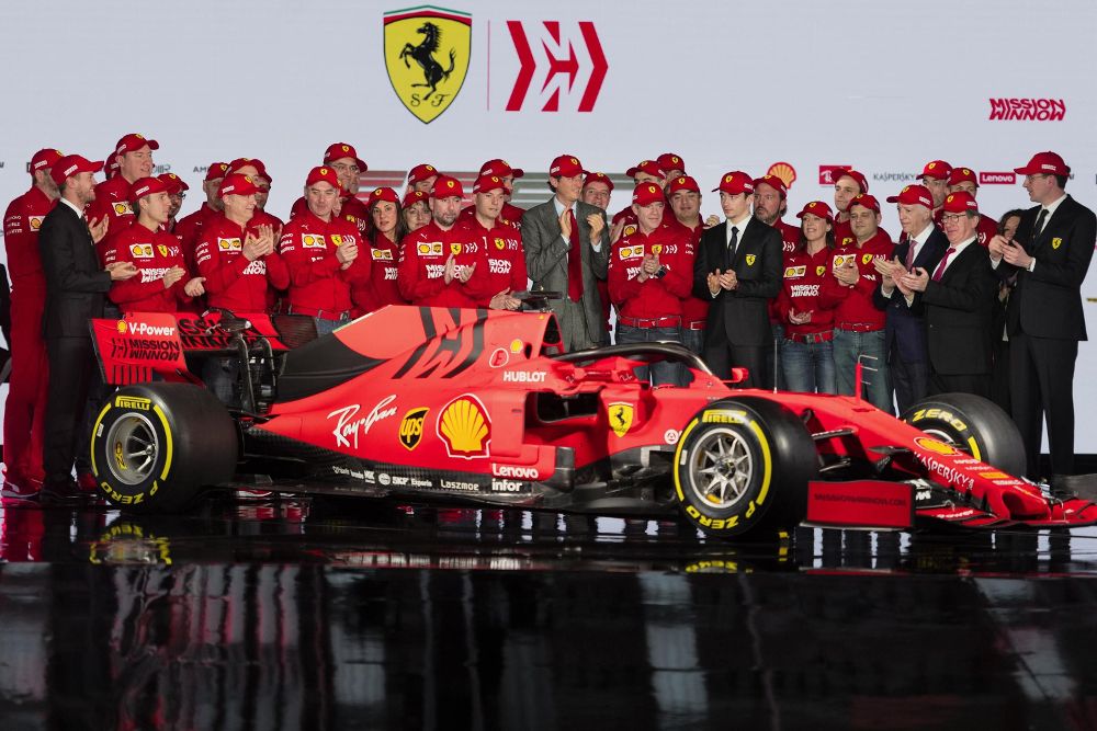 El presidente de la escudería italiana Ferrari, John Elkann (c), durante la presentación del F90.