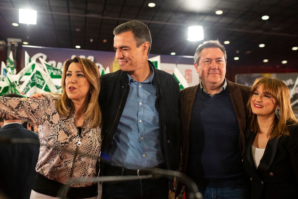 El presidente del Gobierno, Pedro Sánchez, y la secretaria general del PSOE-A, Susana Díaz, intervienen en el acto de presentación Juan Espadas.