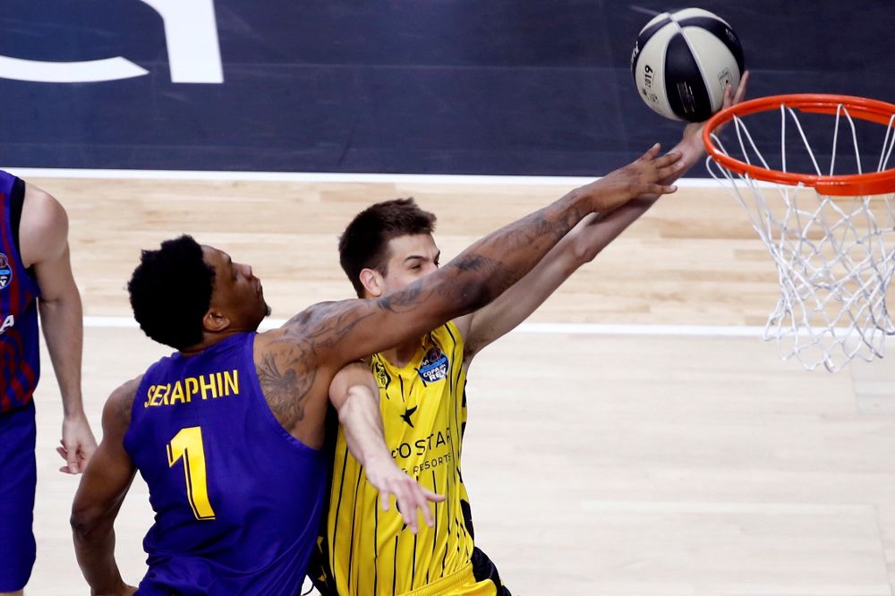 El jugador del Iberostar TenerifeNicolas Brussino (d) entra a canasta ante Kevin Seraphin, del Barcelona Lassa, durante el partido de las semifinales de la Copa del Rey de baloncesto.