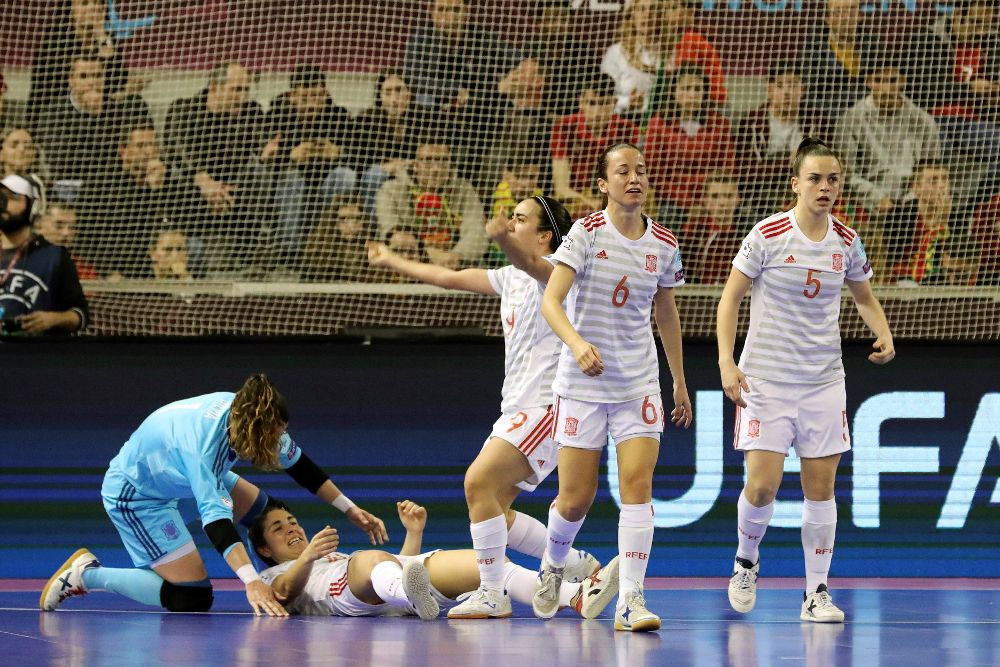 Las jugadoras de la selección española celebran el cuarto gol ante Portugal.