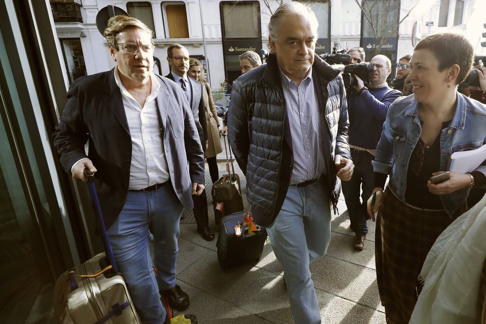 El portavoz de la delegación española del Partido Popular en el Parlamento Europeo, Esteban González Pons (c), a su llegada este lunes a la sede del PP en Madrid para tratar el tema de la expulsión.