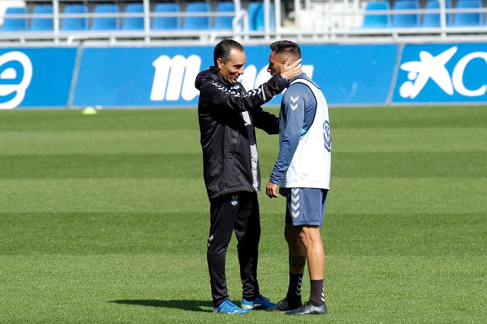 Oltra hablando con el capitán del Tenerife Suso Santana durante un entrenamiento. 