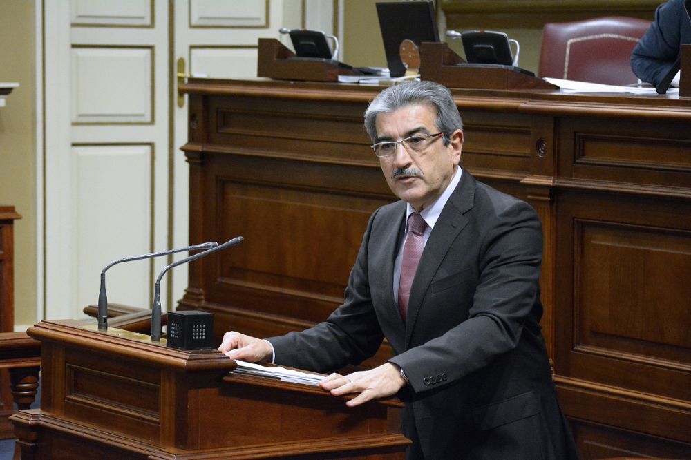 El portavoz parlamentario de NC, Román Rodríguez, ha tildado este martes de "aburrido e irreal" el discurso del presidente de Canarias.