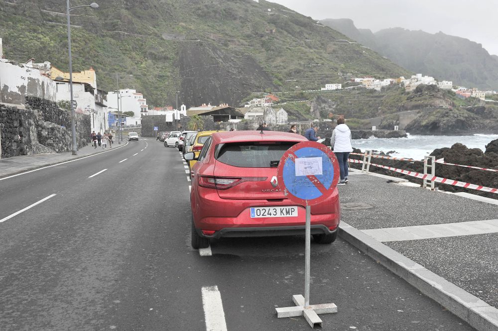 Señalización de prohibido aparcar colocada ayer en la avenida marítima de Garachico.