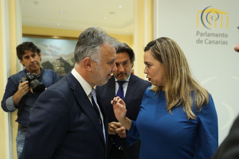 Dolores Corujo charla con el secretario general de su partido en Canarias, Ángel Víctor Torres, tras finalizar el discurso del presidente de Canarias.