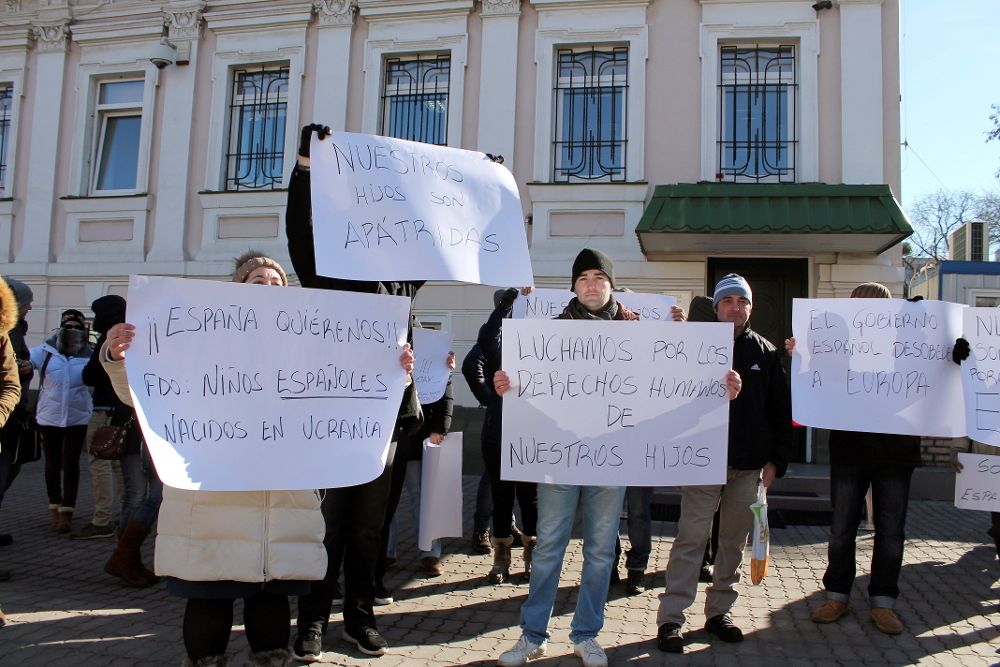 Una treintena de españoles se han concentrado este lunes frente al Consulado de España en Kiev para exigir la inscripción como ciudadanos españoles de sus hijos.