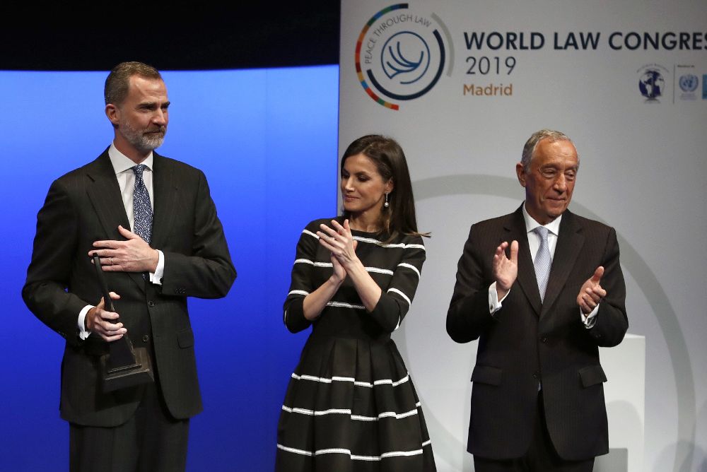 El rey Felipe, es aplaudido por Letizia, tras recibir este miércoles de manos del presidente de Portugal, Marcelo Rebelo de Sousa (d), el Premio de la Paz y la Libertad que le ha otorgado la Asociación Mundial de Juristas.