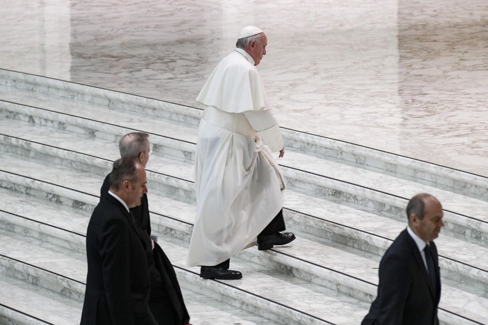 El papa Francisco llega a la audiencia semanal general este miércoles en el Vaticano. 