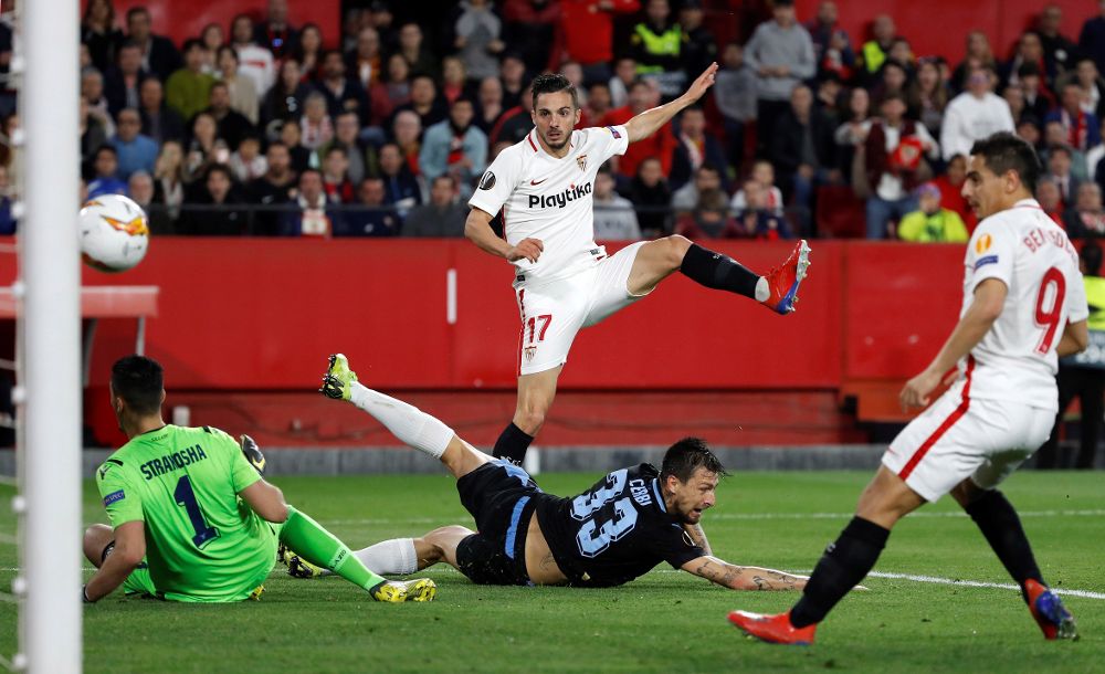 Sarabia, del Sevilla, marca el segundo gol ante Thomas Strakosha (i), portero y Francesco Acerbi, del Lazio.