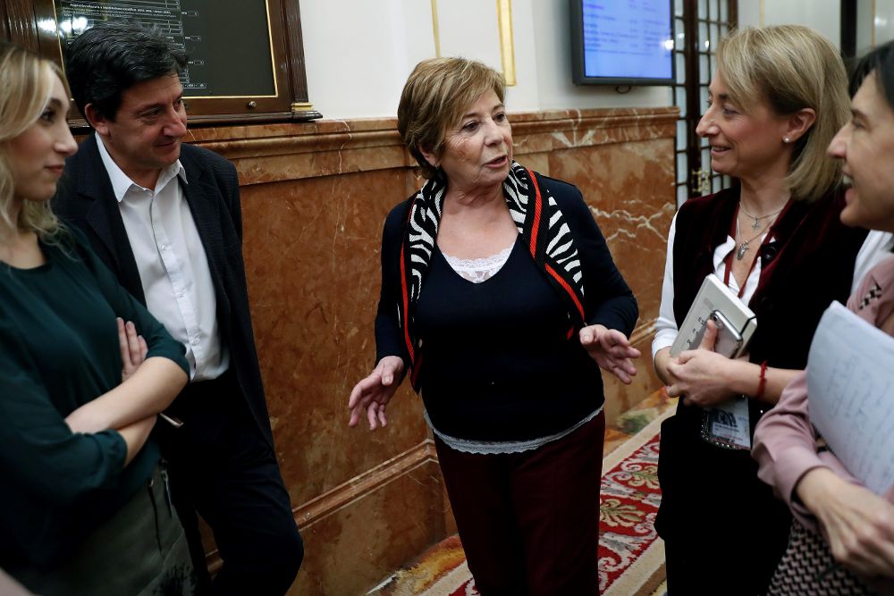 La presidenta de la Comisión Parlamentaria del Pacto de Toledo, la popular Celia Villalobos, conversa con periodistas en los pasillos durante el Pleno del Congreso.
