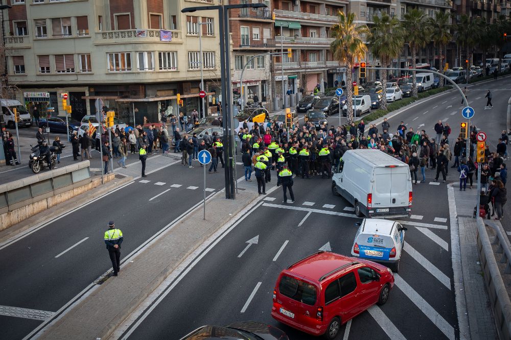 Manifestantes cortan la ronda General Mitre de Barcelona.