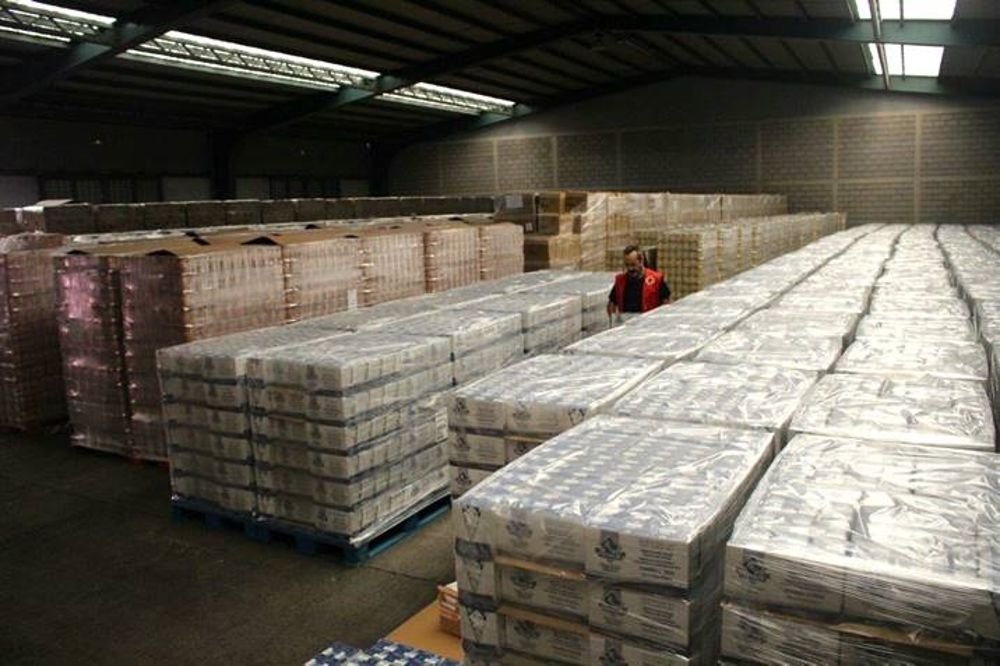 Almacén de alimentos que serán repartidos por Cruz Roja.
