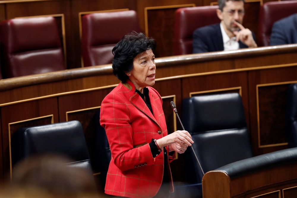 La ministra de Educación, Isabel Celaá, durante su intervención en un pleno del Congreso.