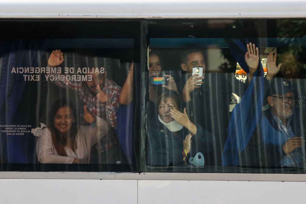 Diputados de la Asamblea Nacional se transportan en un bus este jueves en la autopista Francisco Fajardo en Caracas.