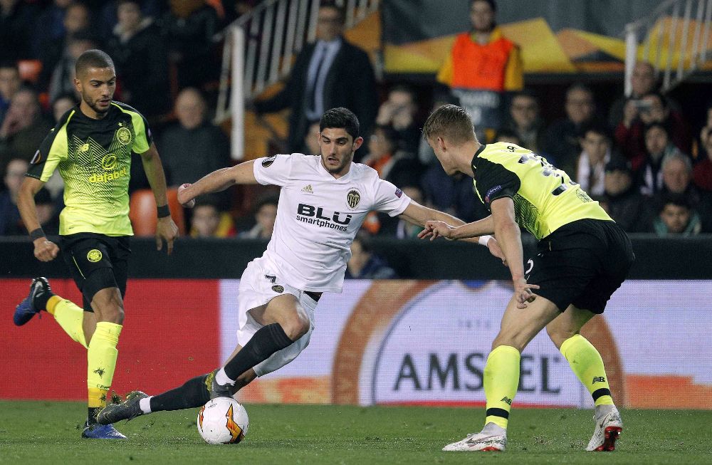 El centrocampista portugués del Valencia CF Gonçalo Guedes (i), disputa un balón con el defensa noruego del Celtic FC, Kristoffer Ajer.