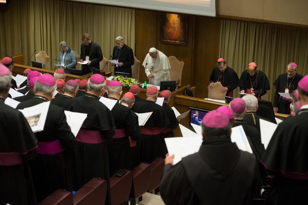 Imagen cedida por prensa del Vaticano del papa Francisco (c) durante la segunda jornada de la reunión sobre abusos a menores que se celebra en el Vaticano.
