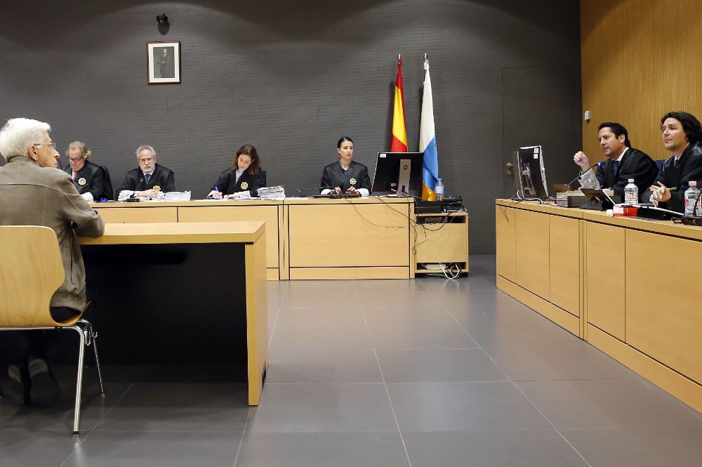 El fiscal Javier Ródenas (2d) y los magistrados Emilio Moya (3i) y Carlos Vielba (2i) durante el interrogatorio al testigo Pedro Duque (i) en la sesión de este viernes del juicio de la pieza del caso Unión.