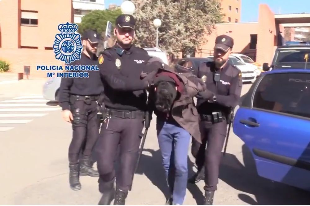 Dos policías nacionales dirigen al interior de la Jefatura Superior de Policía de Madrid al detenido por descuartizar presuntamente a su madre.