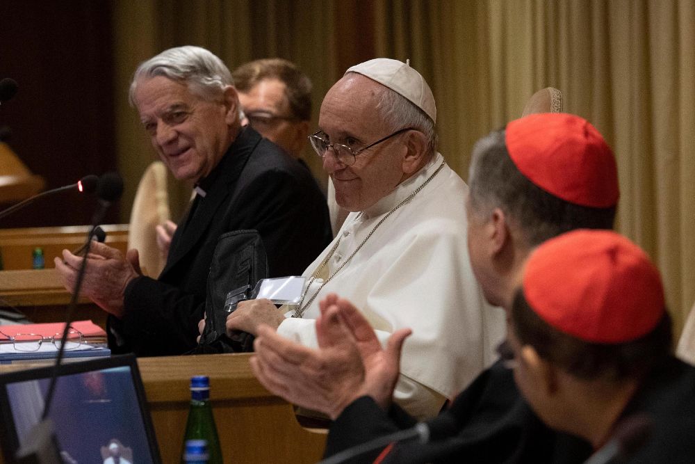 El papa Francisco (c) durante la segunda jornada de la reunión sobre abusos a menores que se celebra en el 
