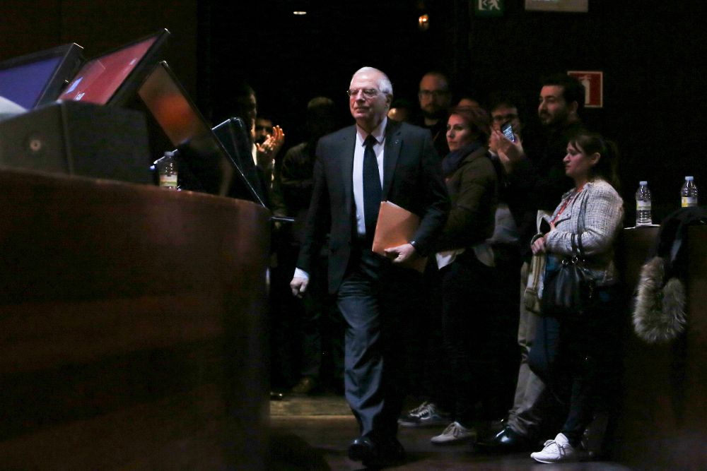 Borrell se dirige al estrado para intervenir en la Convención del Partido Socialista Europeo (PES) en Madrid.