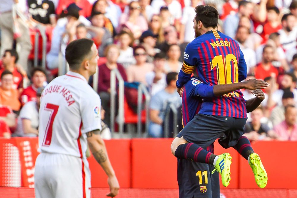 El delantero argentino del FC Barcelona Lionel Messi celebra con su compañero Ousmane Dembélé su tercer gol ante el Sevilla.