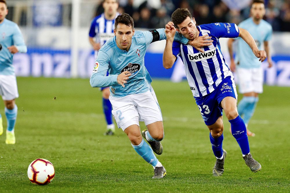 El centrocampista del Deportivo Alavés, Jonathan Rodríguez "Jony" (d), disputa el balón ante el defensa del Celta de Vigo, Hugo Mallo.